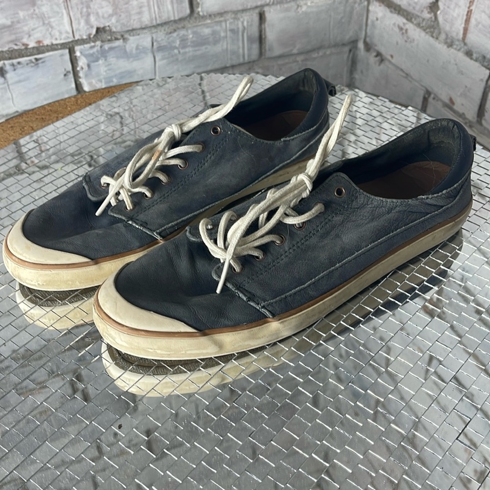 Well worn women’s reef sneakers size 8.5